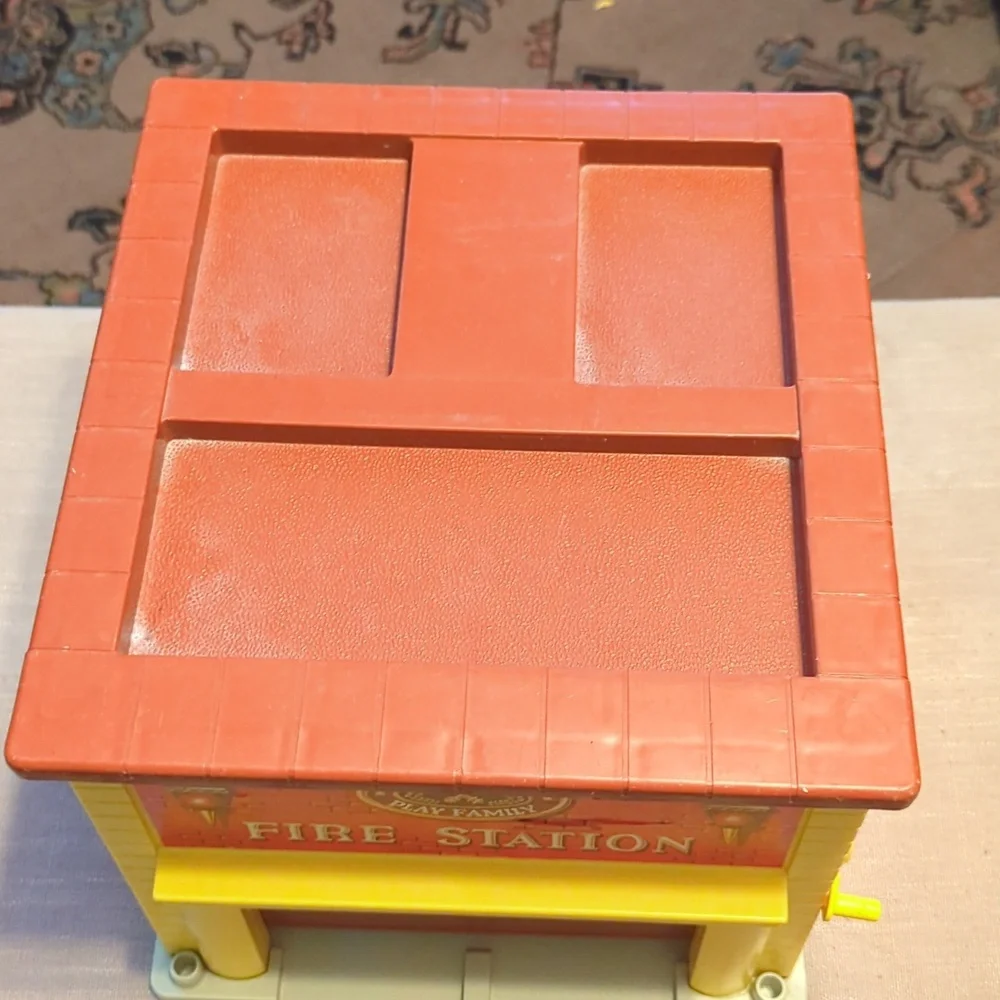 1979 VINTAGE WORKING FISHER PRICE PLAY FAMILY FIRE STATION #928 w/accessories - Picture 10 of 16